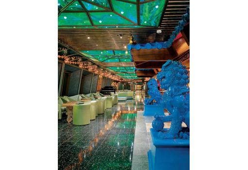 El paseo Neptune´s Way Lounge con sus ventanales al mar